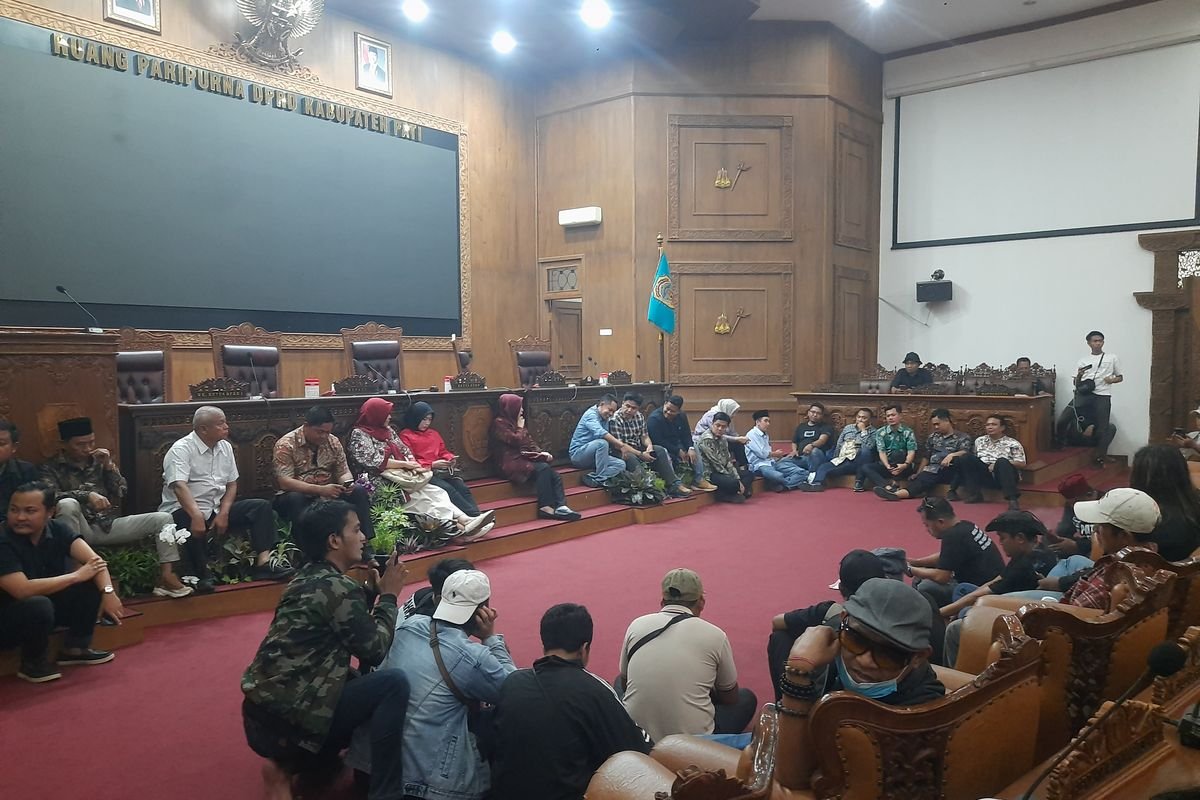 Massa AMPB Duduki DPRD Pati, Anggota Dewan Tertahan di Ruang Paripurna Hingga Malam