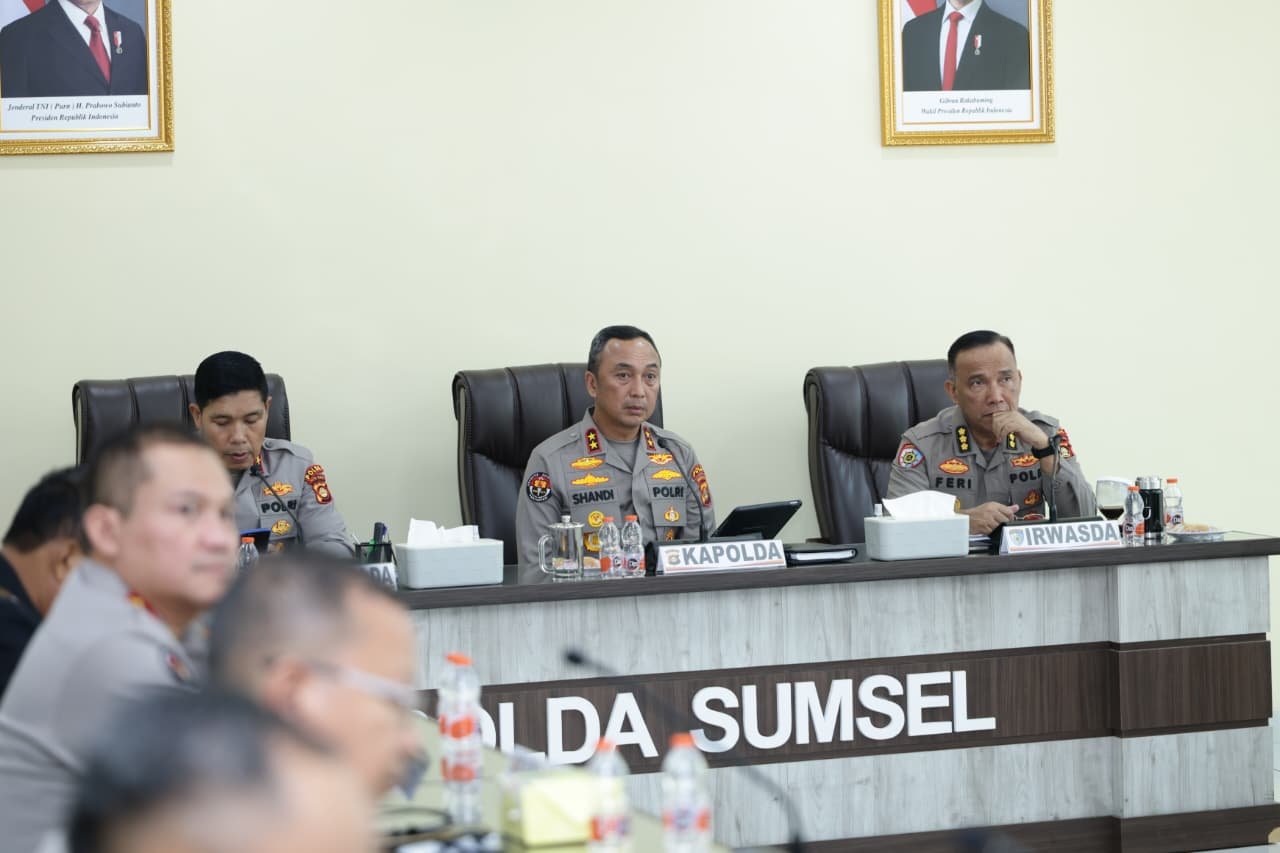 Kapolda sumsel irjend pol. Dr. Sandi nugroho, S. I. K,, S,H,  M, HUM saat beri arahan jajarannya