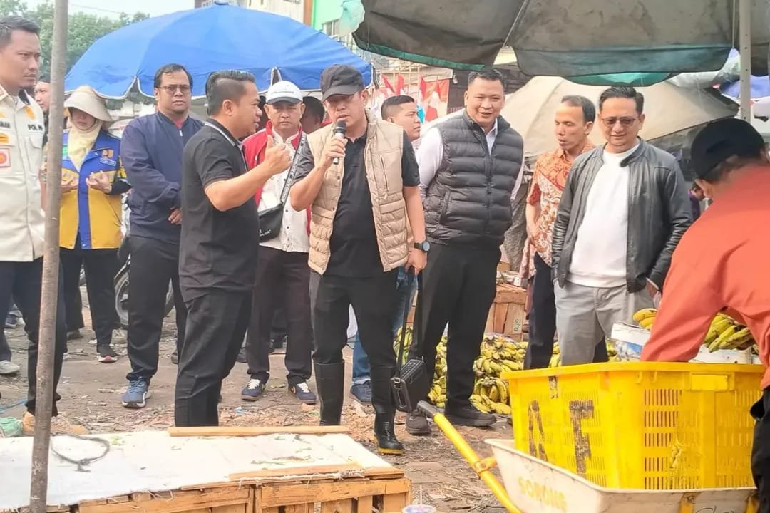 Palembang Fpbnewstv.com – Penataan kawasan Pasar Sako kembali dilakukan Pemerintah Kota Palembang. Setelah sebelumnya dilakukan penertiban, pemerintah kini menyiapkan langkah relokasi bagi pedagang yang masih berjualanPedagang Pasar Sako Bakal Direlokasi, Pane Camat Sako: Utamakan Cara Persuasif Palembang – Penataan kawasan Pasar Sako kembali dilakukan Pemerintah Kota Palembang. Setelah sebelumnya dilakukan penertiban, pemerintah kini menyiapkan langkah relokasi bagi pedagang yang masih berjualan di halaman atau lahan parkir Pasar Satelit Sako, Jumat (14/8/2026). Camat Sako H. Rakhman Hidayat Pane, S.STP., mengatakan, langkah tersebut merupakan bagian dari rangkaian penataan yang dilakukan pemerintah setelah penertiban beberapa minggu lalu dinilai belum efektif. “Tadi kita sama-sama lihat, mendampingi kunjungan Bapak Asisten II bidang Pembangunan, Pak Isnaini, meninjau lokasi untuk lahan Pasar Sako dan Pasar Sematang Borang,” ujar Pane. Dalam peninjauan tersebut, sejumlah lokasi disiapkan sebagai alternatif relokasi. Pedagang yang selama ini berjualan di area halaman atau lahan parkir Pasar Satelit Sako akan diarahkan ke Pasar Lubuk dan Pasar Mandiri yang berada di Kelurahan Lebung Gajah, Kecamatan Sematang Borang. “Pedagang yang ada, yang berjualan di halaman lahan parkir Pasar Satelit Sako itu akan direlokasi ke dua pasar tersebut, yang sudah ditinjau oleh Pak Asisten II tadi,” jelasnya. Pane menegaskan, Kecamatan Sako dalam proses tersebut menjalankan fungsi sebagai unsur kewilayahan dengan mendampingi pela di halaman atau lahan parkir Pasar Satelit Sako, Jumat (14/8/2026). Camat Sako H. Rakhman Hidayat Pane, S.STP., mengatakan, langkah tersebut merupakan bagian dari rangkaian penataan yang dilakukan pemerintah setelah penertiban beberapa minggu lalu dinilai belum efektif. “Tadi kita sama-sama lihat, mendampingi kunjungan Bapak Asisten II bidang Pembangunan, Pak Isnaini, meninjau lokasi untuk lahan Pasar Sako dan Pasar Sematang Borang,” ujar Pane. Dalam peninjauan tersebut, sejumlah lokasi disiapkan sebagai alternatif relokasi. Pedagang yang selama ini berjualan di area halaman atau lahan parkir Pasar Satelit Sako akan diarahkan ke Pasar Lubuk dan Pasar Mandiri yang berada di Kelurahan Lebung Gajah, Kecamatan Sematang Borang. “Pedagang yang ada, yang berjualan di halaman lahan parkir Pasar Satelit Sako itu akan direlokasi ke dua pasar tersebut, yang sudah ditinjau oleh Pak Asisten II tadi,” jelasnya. Pane menegaskan, Kecamatan Sako dalam proses tersebut menjalankan fungsi sebagai unsur kewilayahan dengan mendampingi pelaksanaan penataan di lapangan. Sementara untuk persoalan teknis terkait pasar, ia menyarankan agar dikonfirmasi kepada Perumda Pasar Palembang Jaya. Sedangkan terkait penertiban, kewenangan berada pada Satpol PP Kota Palembang. Terkait kemungkinan masih adanya pedagang yang belum bersedia pindah, Pane mengatakan pemerintah akan mengutamakan komunikasi dan pendekatan persuasif. “Harapan kita semuanya bisa berjalan lancar, bisa tertib. Lebih kami inginkan ke arah persuasif, bukan represif,” tegasnya. Ia berharap proses penataan dan relokasi dapat berjalan dengan baik sehingga kondisi kawasan Pasar Sako dapat lebih tertib tanpa menimbulkan persoalan yang tidak diharapkan. Namun, apabila situasi di lapangan berkembang dan membutuhkan tindakan penertiban, Pane menyebut Satpol PP Kota Palembang yang akan mengambil langkah sesuai kewenangannya(rud)