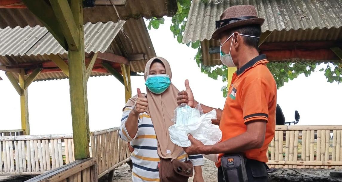 Foto : Personil BPBD Kabupaten Serang membagikan masker kepada masyarakat sebagai upaya perlindungan dari paparan abu vulkanik Gunung Anak Krakatau, Minggu (6/9). (BPBD Kabupaten Serang