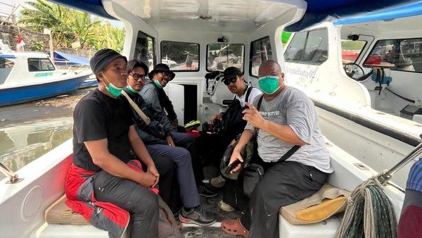 Rombongan jurnalis saat sedang melakukan peliputan gunung anak krakatau
