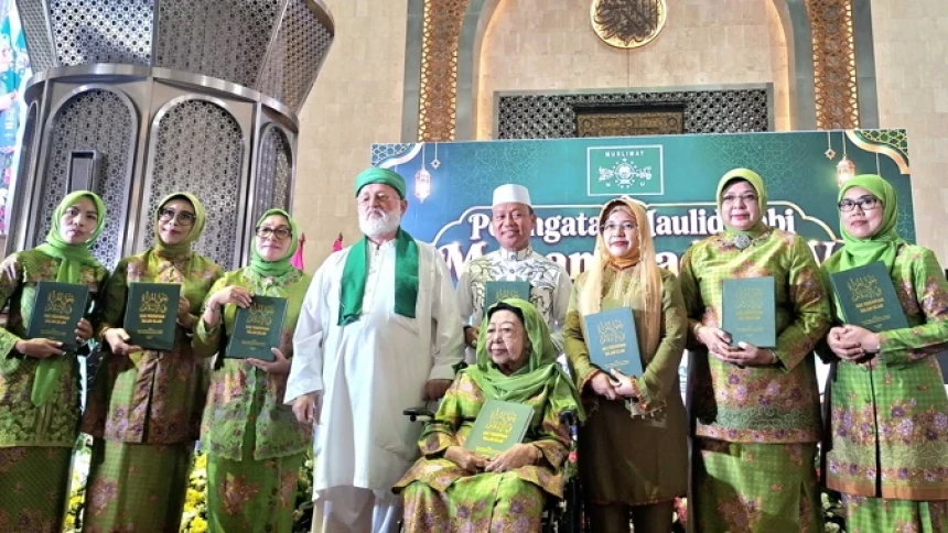 ‎Peluncuran buku Hak Perempuan dalam Islam karya Syekh Muhammad Fadhil Al-Jailani Al-Hasani At-Tilani sekaligus diserahterimakan kepada Pimpinan Pusat (PP) Muslimat NU di Masjid Istiqlal, Jakarta pada Sabtu (19/9/2026). (Foto: NU Online/Jannah)