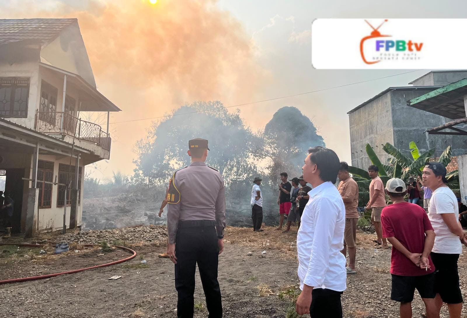 Polisi Bersama Masyarakat Peduli Api: Kebakaran Hutan dan Rumah di Karang Raja, Polres Muara Enim Turun ke Lokasi