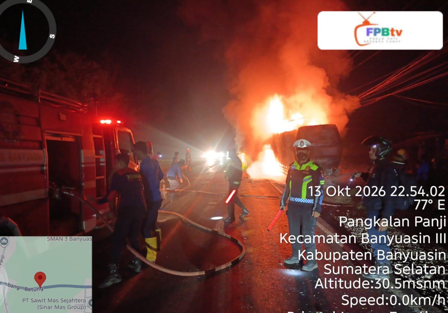 Personel Polres Banyuasin Evakuasi Lokasi Truk Terbakar & Urai Arus Lalu Lintas