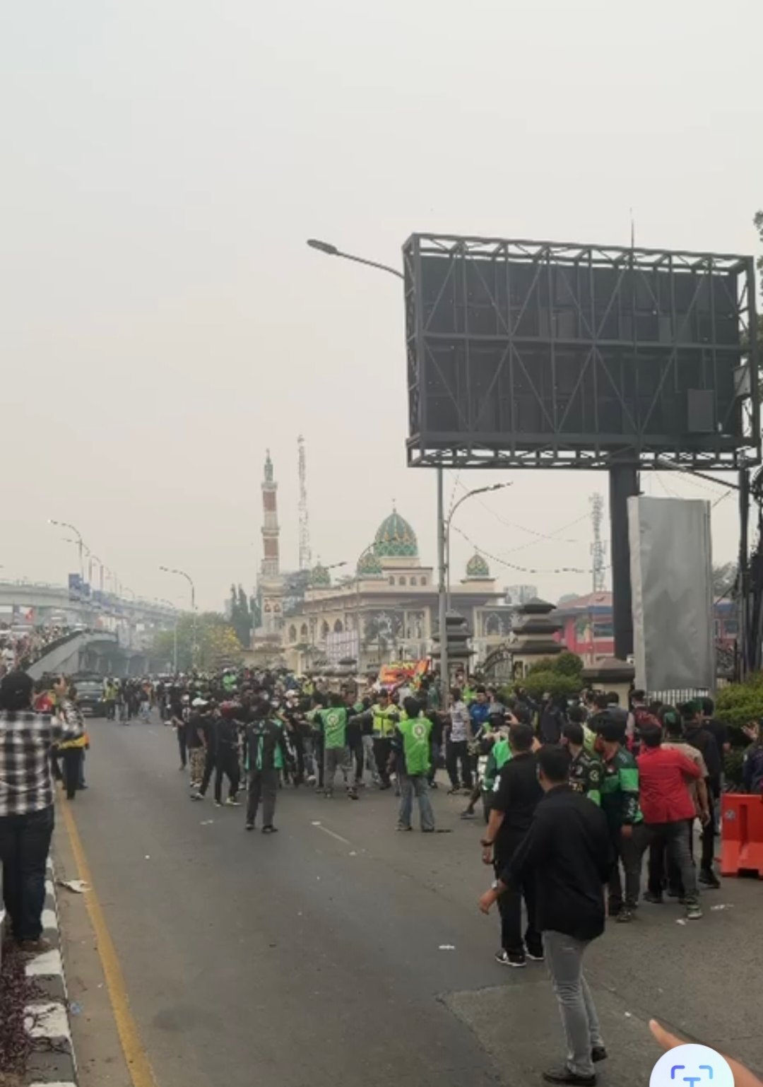 Wartawan Sriwijaya Post dan Tribun Sumsel Diduga Diserang OTK Saat Meliput Aksi Mahasiswa di Mapolda Sumsel