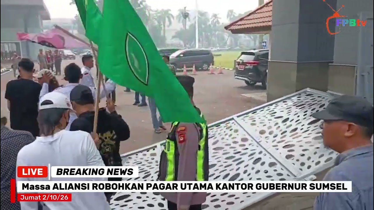 Detik detik Massa Aliansi Rakyat Sumsel Robohkan pagar kantor Gubernur sumsel